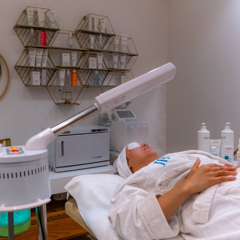 Soins du Visage : Éclat, Anti-Âge & HydraFacial